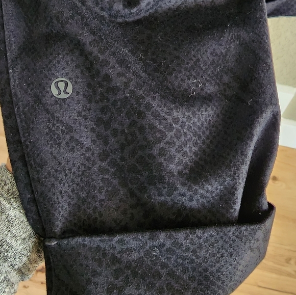 Lululemon lounge Pants snake print - Picture 6 of 6